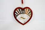 Royal Copenhagen “Royal Christmas” hjerte med fugl – juleornament i gull og rød emalje