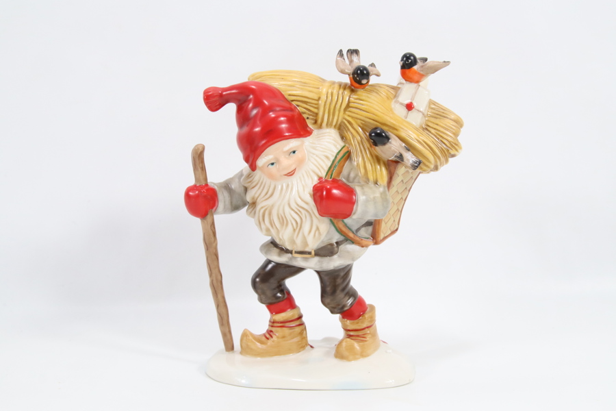 Porselensfigur – Fjøsnisse med fugler og høybør, Fyrklövern Collection
