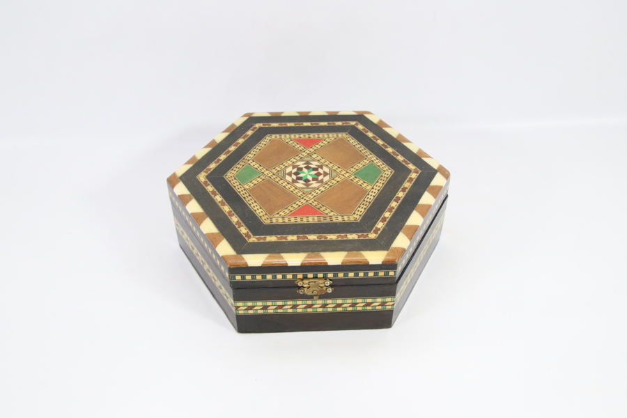 Sekskantet intarsiaboks i tre med speil og rødt fløyelsinteriør
