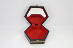Sekskantet intarsiaboks i tre med speil og rødt fløyelsinteriør