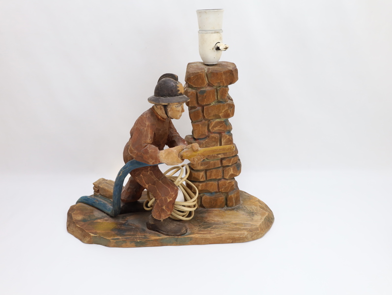 Bjarne Walle – håndskåret lampe, brannmann med brannslange (signert og datert 1965)
