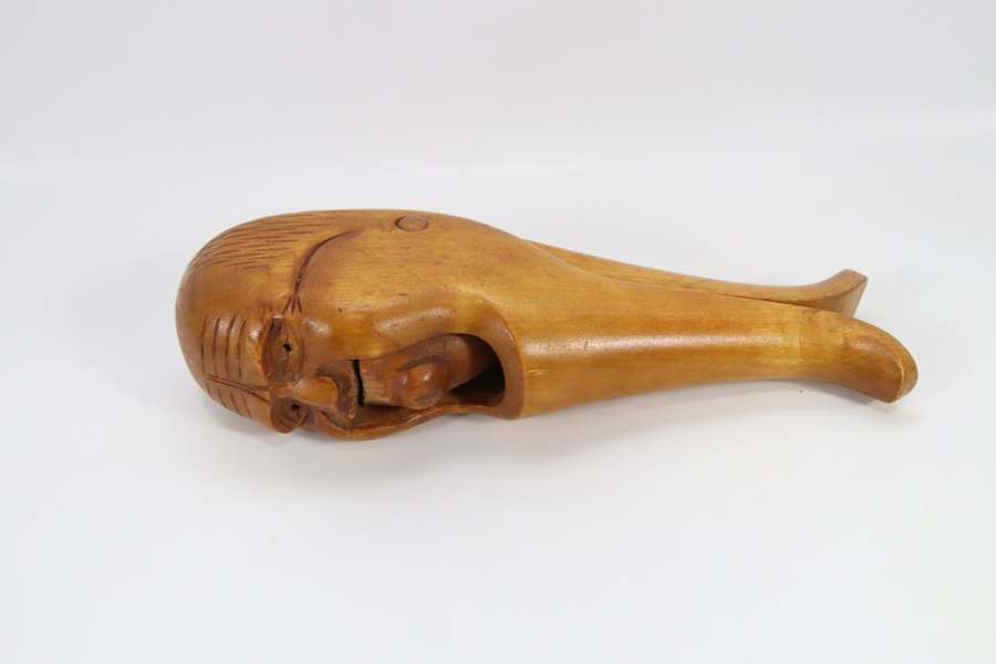 Nøtteknekker i tre med figurmotiv