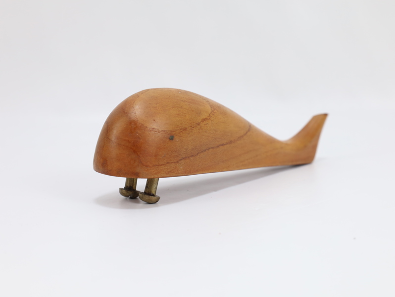 Trefigur hval med messingføtter, abstrakt design, ca. 14,5 cm
