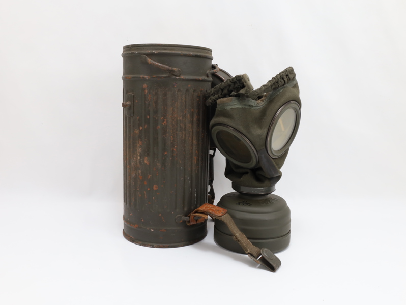 Tysk gassmaske med original beholder, datert 1940

