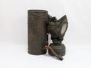 Tysk gassmaske med original beholder, datert 1940
