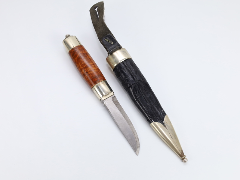 Norsk tollekniv med bjørkeskjefte og slire i lær, ca. midten av 1900-tallet
