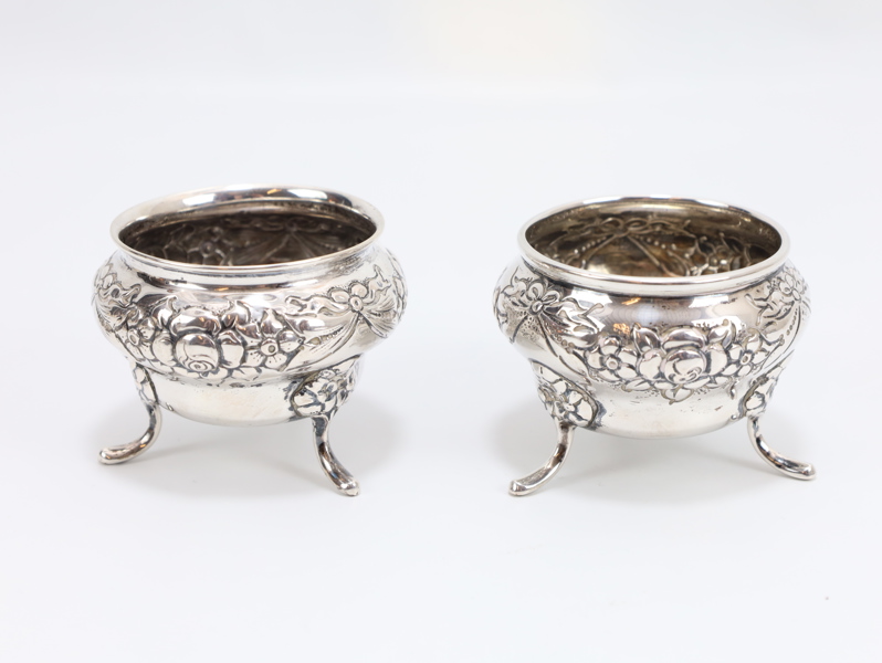 Par saltskåler i sølv med blomsterdekor, stemplet 830S
