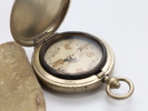 Lomme-kompass i metall med lokk og original futteral
