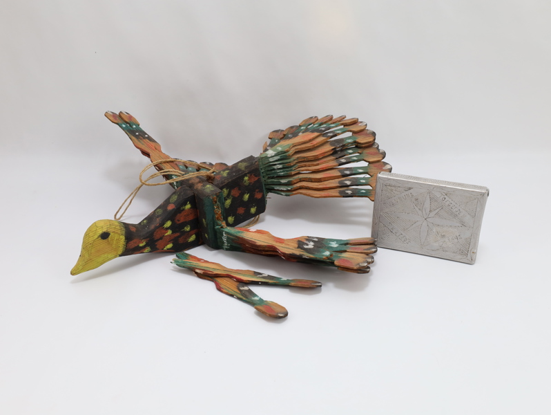 Krigsfange-arbeid, 1945 – graveret metallboks og håndlaget treand
