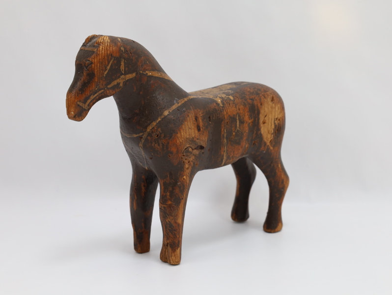 Gammel håndskåret trehest, 1800-tallet – folkelig treskjærerkunst
