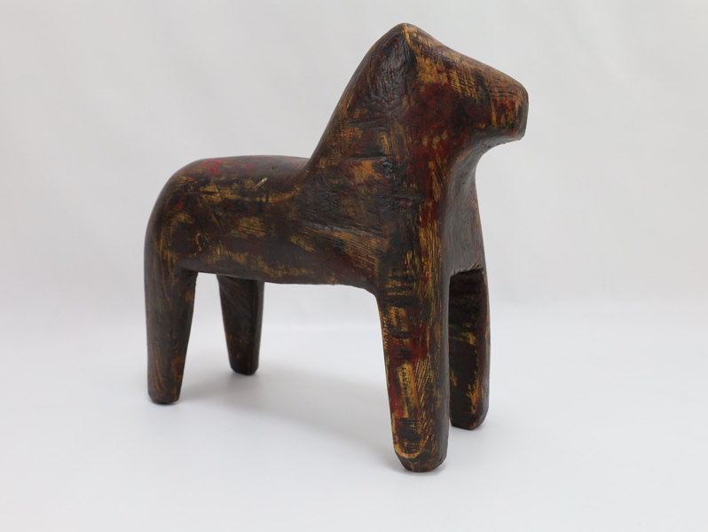 Folkelig treskåret hest med opprinnelig bemaling, ca. 1910–1940
