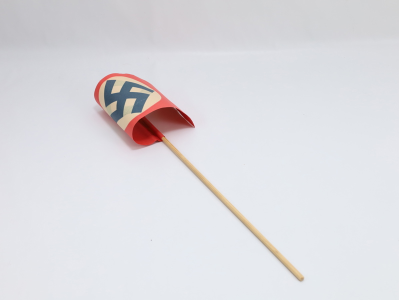 Tysk bordflagg (Propagandaflagg) , 1930–1945 – original papirversjon med treskaft

