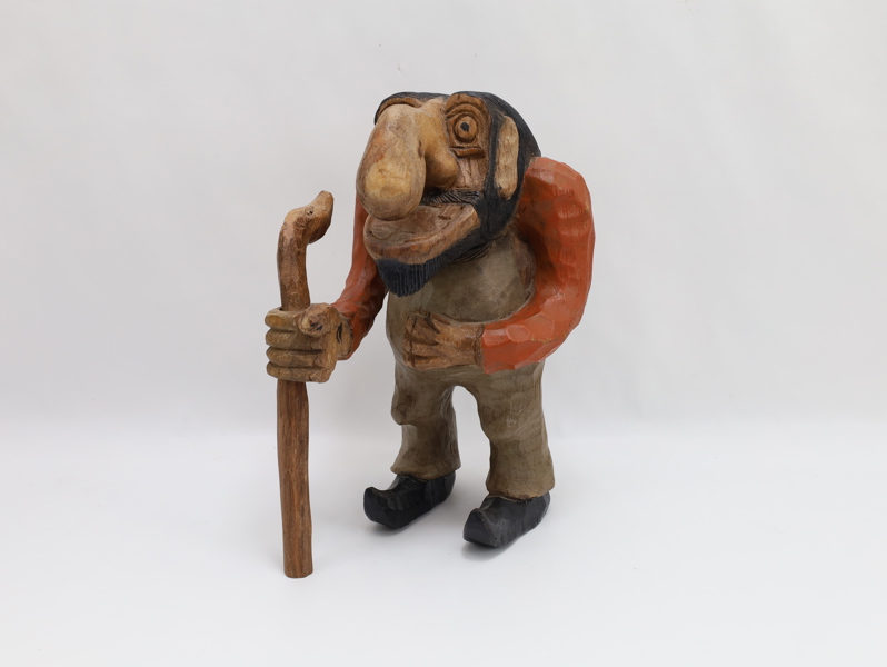 Håndskåret troll med stokk – norsk treskulptur, ca. 1960–1980
