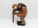 Håndskåret troll med stokk – norsk treskulptur, ca. 1960–1980