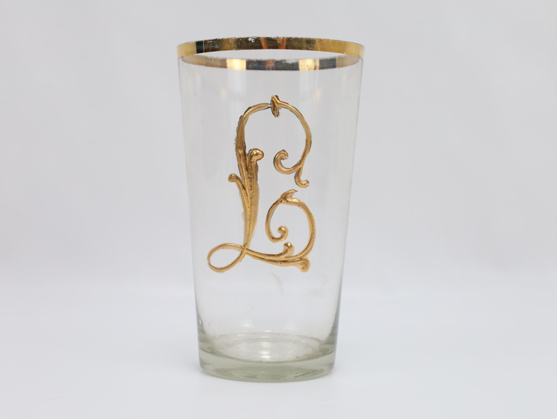Vintage glass med gullmonogram «L» og gullkant – ca. 1950–60
