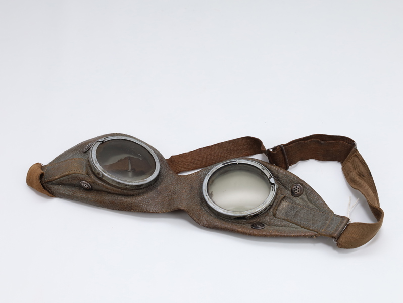 Tidlige fly- eller motorsykkelbriller i lær og metall, ca. 1930–40

