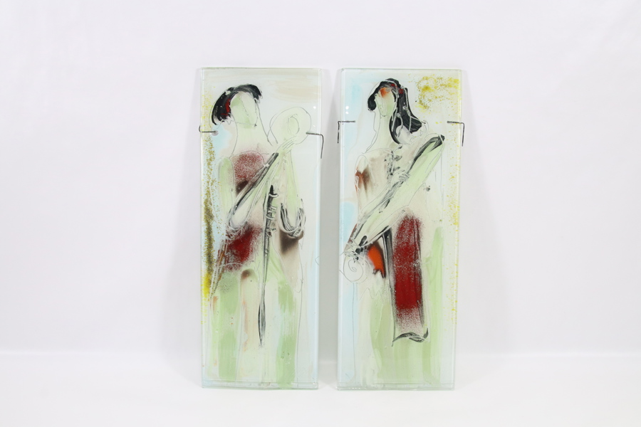 To glasspaneler med abstrakte musikere, hånddekorert