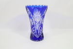 Bøhmisk krystallvase i blå overfang med slipet dekor, ca. 1950–1970