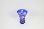 Bøhmisk krystallvase i blå overfang med slipet dekor, ca. 1950–1970