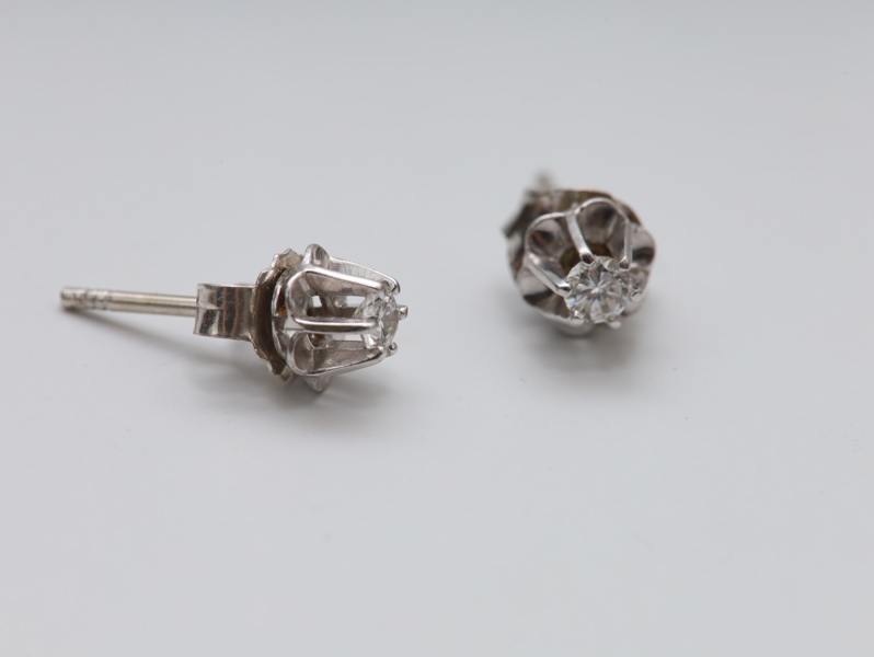 Øredobber i hvitt gull med diamanter
