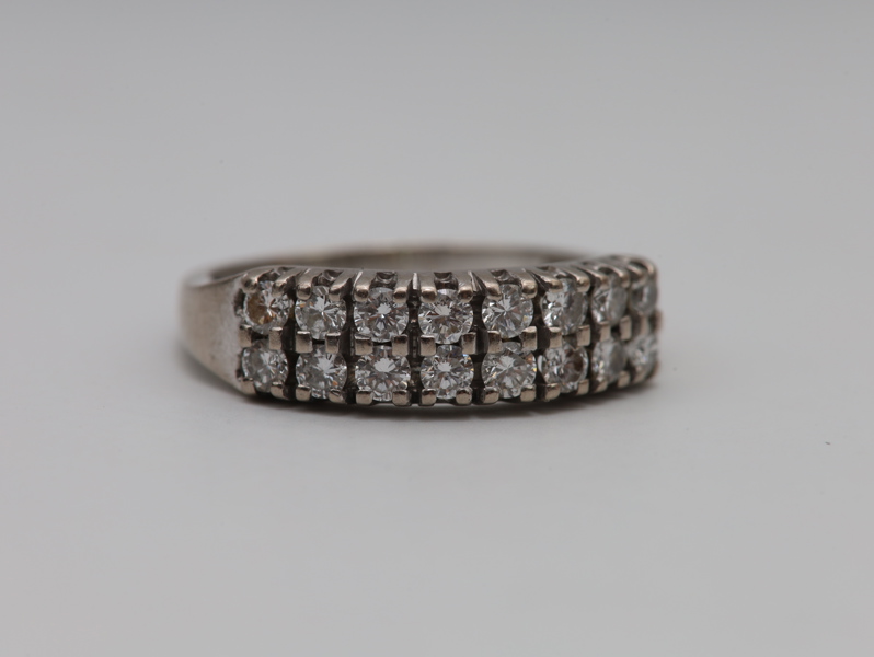 Ring i 14 kt hvitt gull med 16 diamanter
