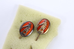 Par gamle jakkemerker i sølv med jegermotiv / rød emalje