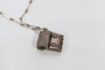 Lapponia sølvkjede med anheng formet som liten kiste
