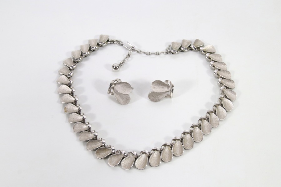 Trifari smykkesett i stål, kjede og øredobber
