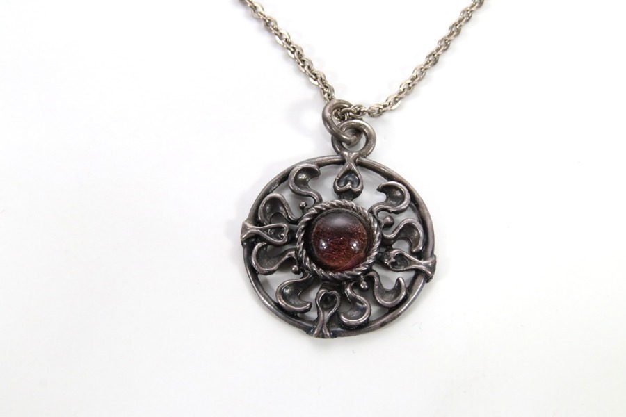 Vintage kjede med rundt anheng
