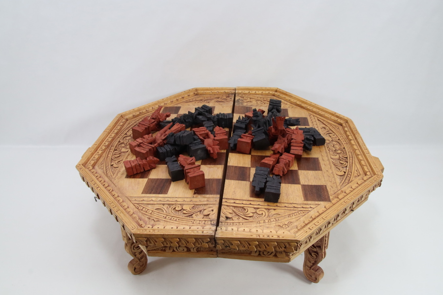 Håndskåret sjakk- og backgammonbord i tre
