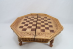 Håndskåret sjakk- og backgammonbord i tre
