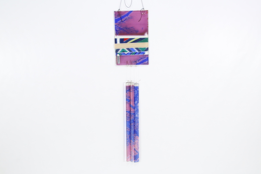 Fargerikt norsk kunstglass vinduspynte / hengende glassskulptur – Oluf Forinum, Pottemakergården i Gron
