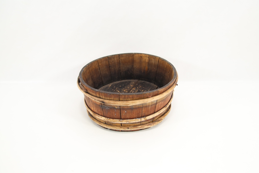 Eldre rund trebutt med bånd
