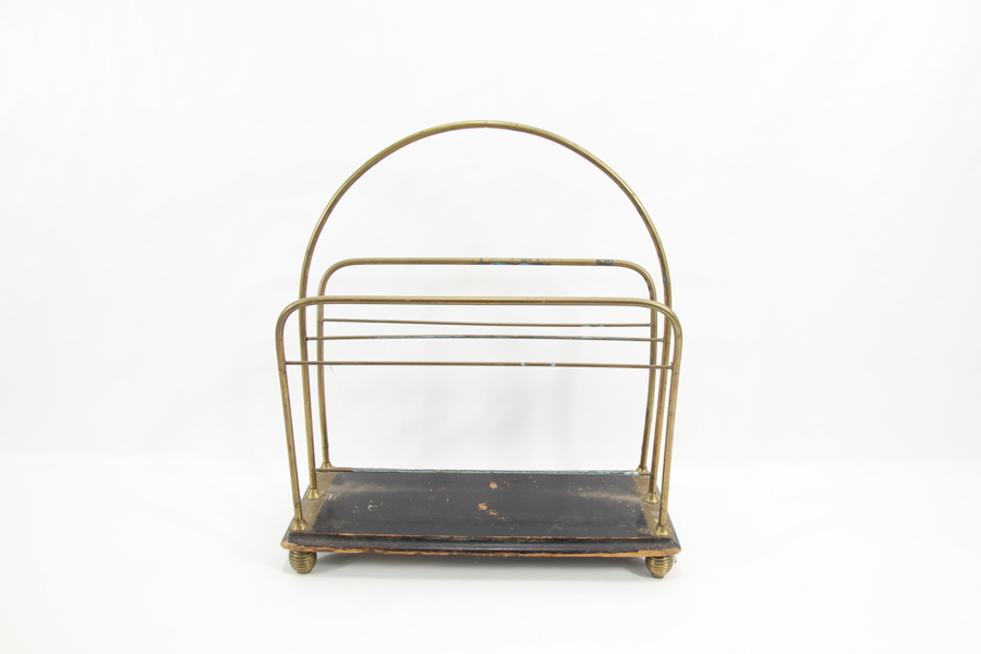 Eldre magasinholder med messingdetaljer
