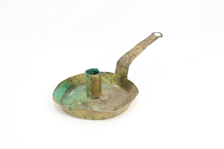 Eldre messing lysholder med håndtak
