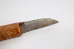 Eldre kniv med slire – skaft i bjørk
