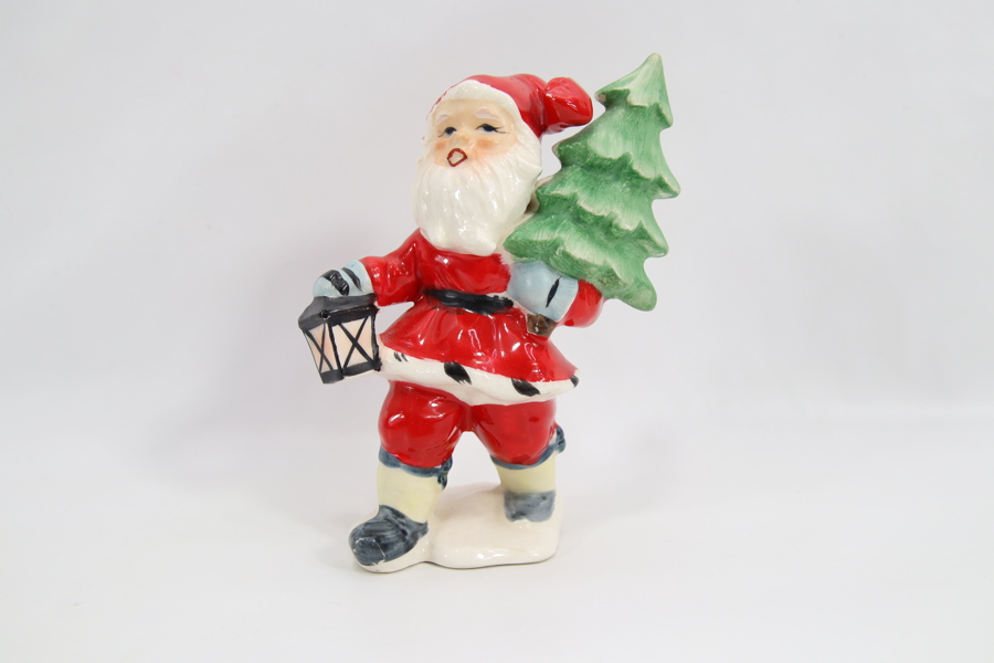 Vintage nissefigur med lykt og juletre
