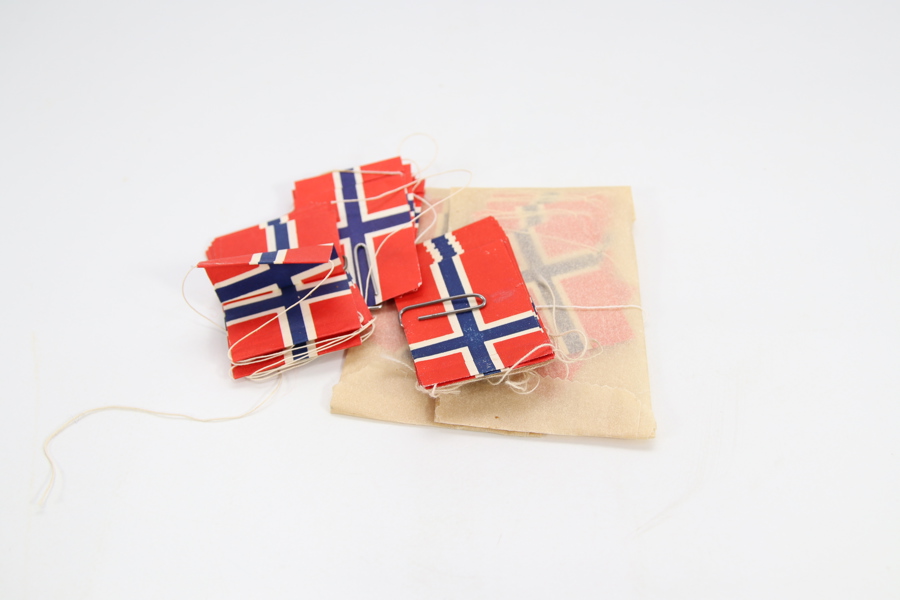 Vintage miniatyr-flagglenke – norske flagg på snor, original emballasje
