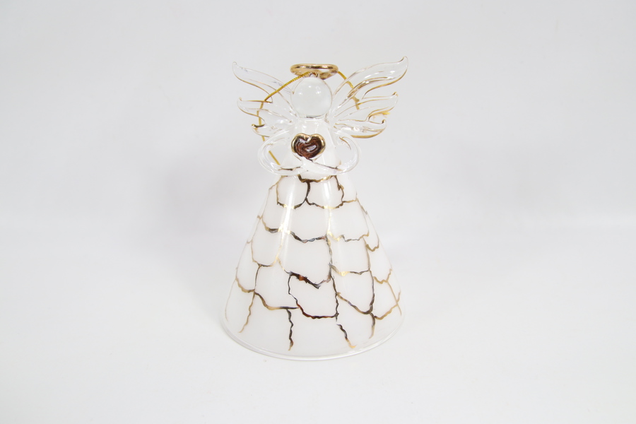 Glassengel med gullmønster og hjerte
