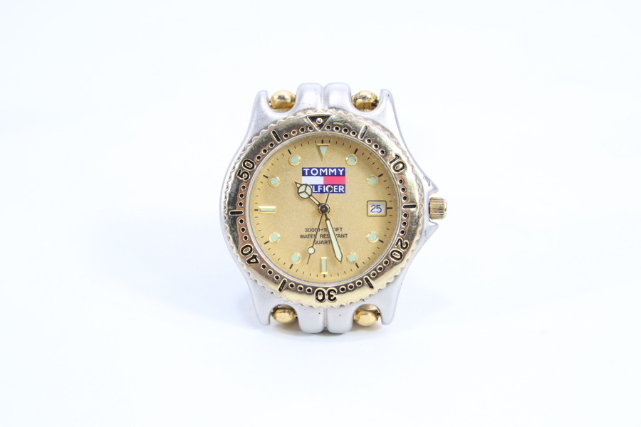 Tommy Hilfiger quartz klokke – gullfarget urskive, totonet stål, 35 mm
