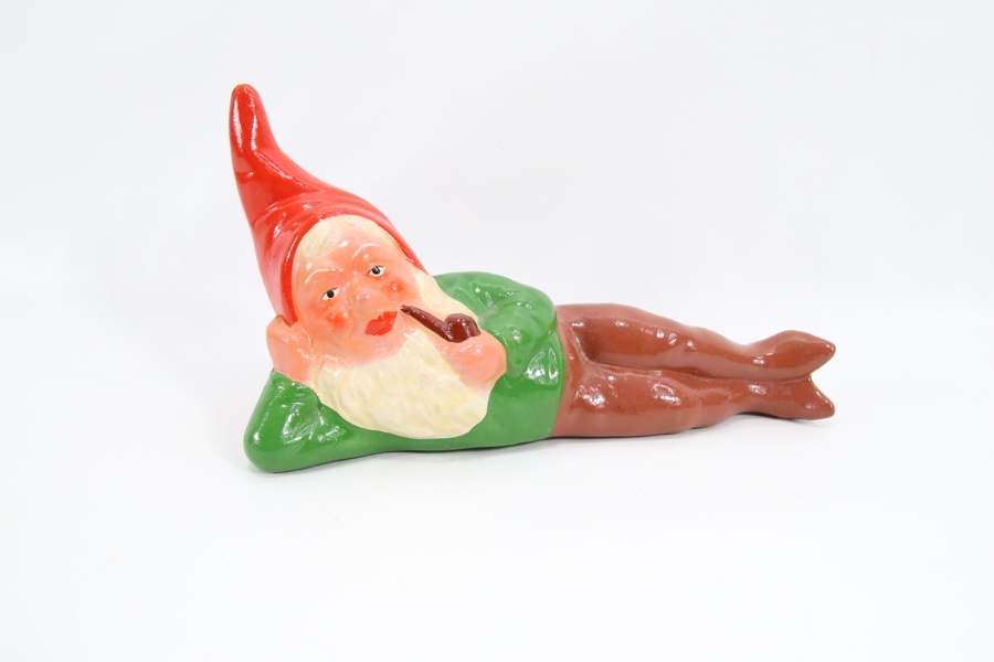 Tysk nissefigur liggende med pipe
