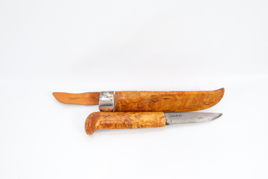 Kniv med slire i masurbjørk, merket Søndrål
