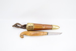 Kniv med slire i tre og messingdetaljer, antatt Brusletto