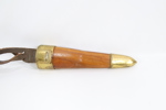 Kniv med slire i tre og messingdetaljer, antatt Brusletto