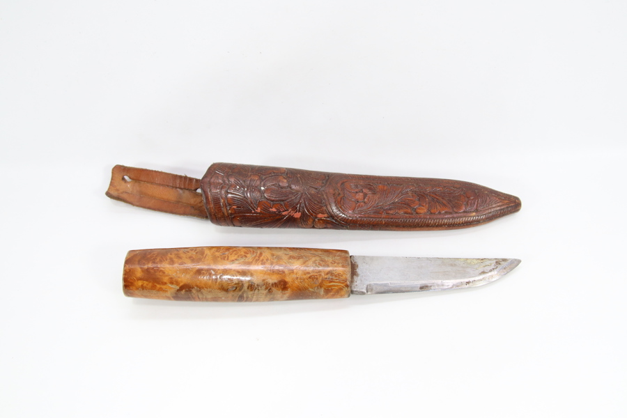 Kniv med skaft i masurbjørk og lærslire, stemplet Normann
