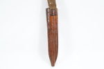 Kniv med skaft i masurbjørk og lærslire, stemplet Normann