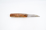 Kniv med skaft i masurbjørk og lærslire, stemplet Normann