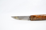 Kniv med skaft i masurbjørk og lærslire, stemplet Normann