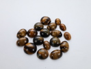 Samling cabochon-slipte tigerøye-steiner
