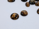 Samling cabochon-slipte tigerøye-steiner
